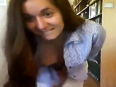 rubia adolescente puta stripteasing en la biblioteca pública