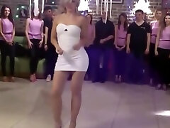 eine pornoparty: sexy blondine in sehr sexy engem sexy kleid tanzt