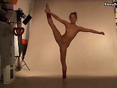 Gorgeous Mashka Pizdaletova finally reveals each part of her redwap video body