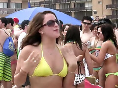 estrellas porno vertiginosas en bikini hacen alarde de sus figuras sexys en una jugosa fiesta en bikini
