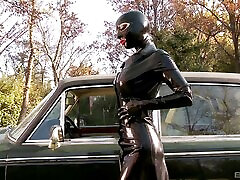 Sexy slut in latex suit toy fucking her pussy in menggoda anak kecil film
