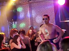 chicas calientes teacher striptease video tube traviesas se la follan duro a cuatro patas en la fiesta del club