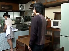 asiatische actresalie bate sumika nanjitori gibt einen blowjob in der küche