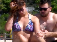 mon mari a espionné une nana en bikini mince assise à côté de nous sur la plage
