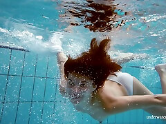 брюнетка худощавая свежая русская молоденькая под водой показывает свою волосатую киску