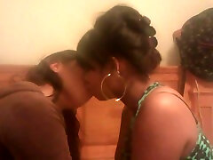due carino webcam lesbiche erano baciare così dannatamente appassionatamente per me