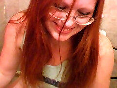 Redhead cute sexy girl in the jean sex young room feel shy to piss on cam