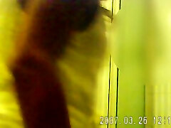 heißes spion-cam-video von molliger, lustvoller amateur-frau unter der dusche
