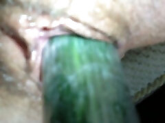 femme excitée et sexsex jenifer piquant son vagin poilu avec du concombre