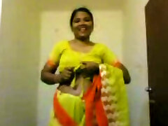 lascivo amatoriale indiano casalinga lampeggia il suo brutto naturale tette