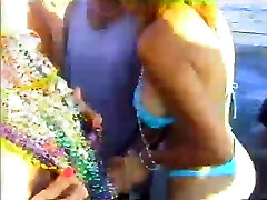 热视频与一个成熟的金发女郎闪烁她的裸体在海滩上