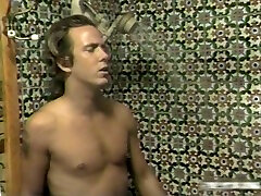 زن سبزه دانیل راجرز بمکد دیک در وان حمام