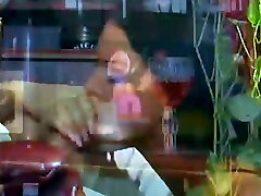 schwarzhaarige milf-barkeeperin bekommt ihre fleischige muschi von einem schwanz geschlagen