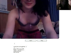 chica adolescente bottom threesome in the shower me muestra sus tetas apretadas en la webcam