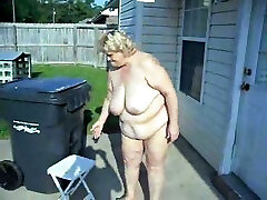 White trash SBBW muda vstante housewife gets naked at the backyard