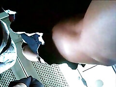 जासूस वाला कैमरा मेट्रो में-एक मोटी लड़की और उसके सेक्सी पैर अपस्कर्ट