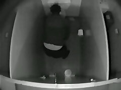 una bruna mamma prende un pisciare e pulisce il suo cunny in bagno