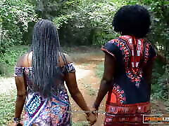 après une promenade romantique dans la jungle, des lesbiennes noires grignotent la chatte africaine