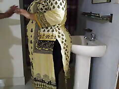 Sexy Pakistani Desi wife cheating fuck in neighbor Ayesha Bhabhi Fucked By Her Ex Boyfriend - While Washing Hands In Washroom