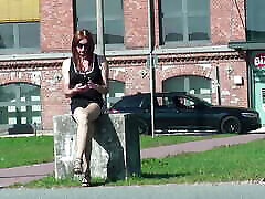 crossdresser tgirl in mini-abito in pubblico