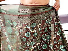 Beautiful NRI Wife Wearing Saree - Sexy Milky moo me choot Cleavage