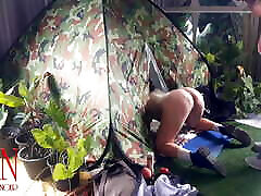 sex im lager. enf, blasen. ein fremder fickt eine fkk-dame auf einem campingplatz in der natur in ihre muschi