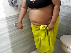 тамильская богатая горячая тетенька занимается сексом с водопроводной трубой в ванной