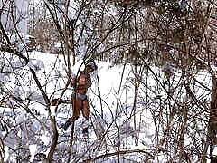 دختر سیاه بمکد دیک در هر نقطه حتی با شش اینچ از برف بر روی زمین