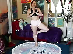 cameltoe en short rose, séance dentraînement de yoga pour les jambes