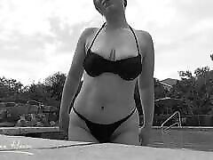 胸部逗在游泳池在黑色&功放;白色
