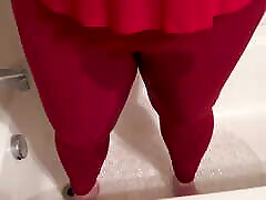 горячая девушка отчаянно хочет пописать в обтягивающих красных штанах для йоги
