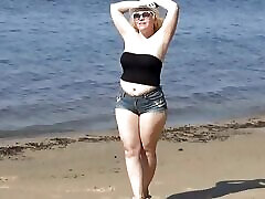 duże pupy w dżinsowych spodenkach-lato, plaża, gorąco