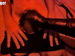 maman milf branlant son fille poule mouillée dans des gants en cuir