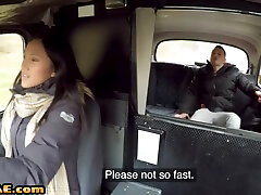 азиатский таксист трахается с клиенткой virgin gekso на открытом воздухе в ее такси
