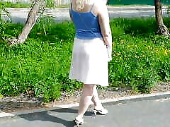 dama sexy en vestido ligero sin sujetador