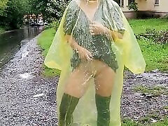 Teen in yellow raincoat flashes great boob masturbasi outdoors in the rain
