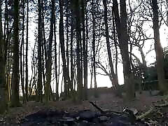 un adolescente destello en el bosque en un frío día de enero