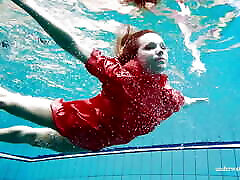 adorable adolescente morena nadando desnuda