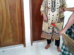 Desi close up dripping pussy Aunty ko Jabardast Choda Tamil Dairty BBW gay pablo fist Aunty Fucked By Her Devar while sweeping Room - Hindi Audio