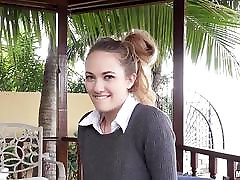 गांठदार स्कूल लड़की सामन्था हेस में परीक्षा पर slurping विशाल शाफ्ट पोल