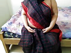 泰米尔真正的奶奶ko bistar par tapa tap choda aur unki pod fat diya-印度热辣的老妇人穿着纱丽没有衬衫