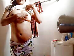 भारतीय 19 वर्षीय wrestling isis love लड़की स्नान से पहले साबुन के साथ नग्न शरीर