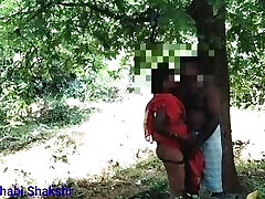 desi bhabi shakshi baisée par un professeur dans une zone forestière
