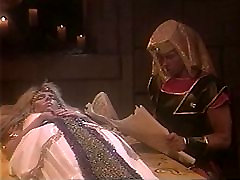 Una bionda slut vestita come una regina egiziana succhia un cazzo e scopa