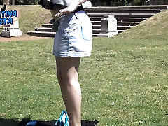 可爱的超短裙在公园，而且享受日光浴呢！ 圆的屁股！