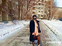 marimacho desnudo con un abrigo de piel se balancea en un columpio en invierno