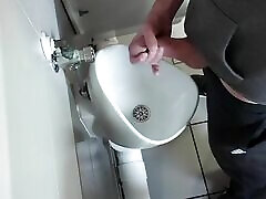 branler aux toilettes publiques