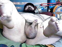 गोल - मटोल: टिनी-डिकेड-भालू अपने वसा-पैरों के तलवों को दिखा रहा है और अपने चोंच को थोड़ा खींच रहा है ।