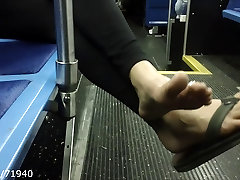 Candid Füße, Zehen und Sohlen, die auf einem öffentlichen bus