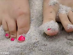 双脚和脚趾在在海滩上的沙子